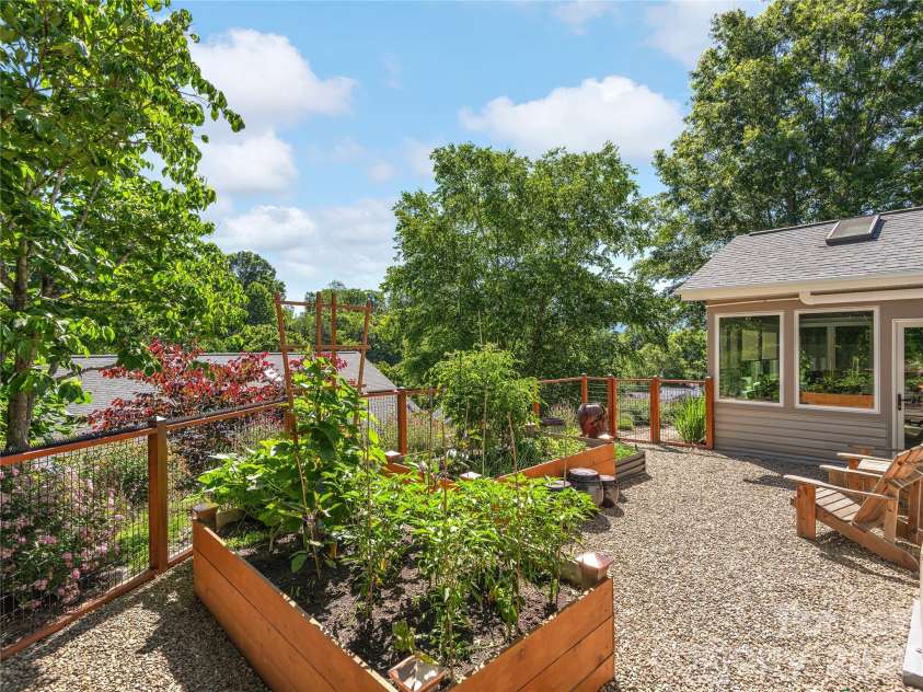 16 Stonebridge Drive, Asheville, NC 28805.  MLS# CAR4384057, YatesRealty ID 33819. 