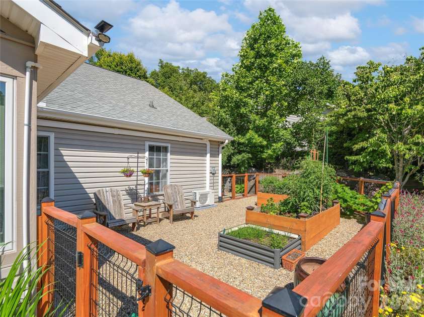 16 Stonebridge Drive, Asheville, NC 28805.  MLS# CAR4384057, YatesRealty ID 33819. 