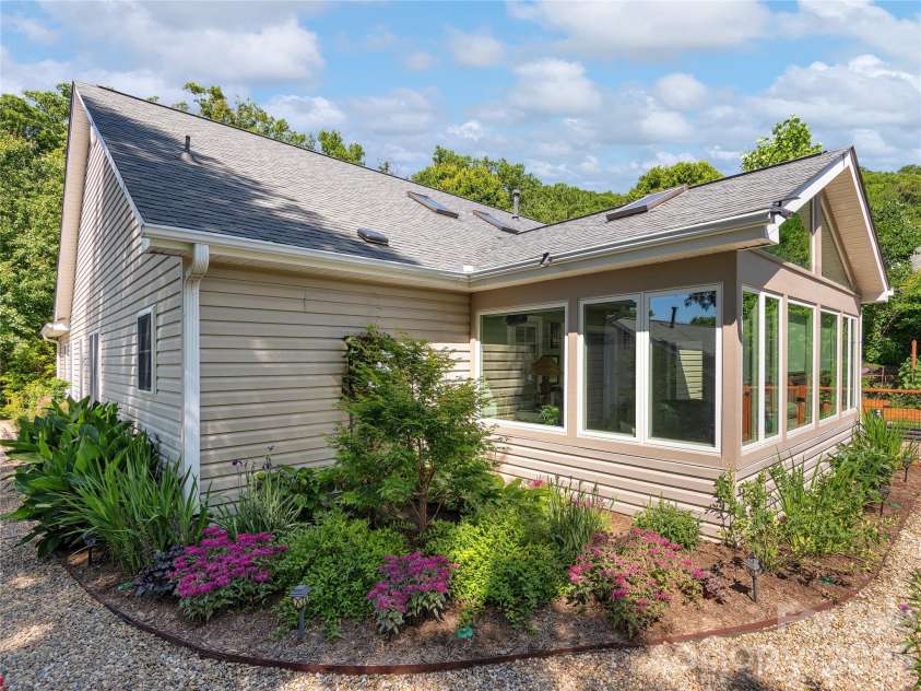 16 Stonebridge Drive, Asheville, NC 28805.  MLS# CAR4384057, YatesRealty ID 33819. 