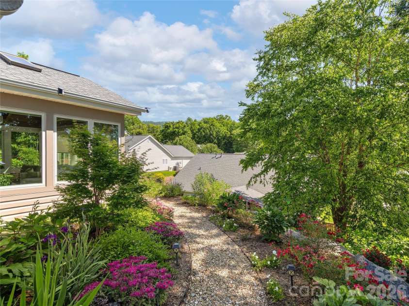 16 Stonebridge Drive, Asheville, NC 28805.  MLS# CAR4384057, YatesRealty ID 33819. 