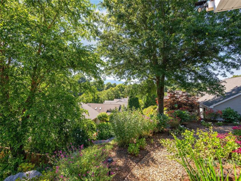 16 Stonebridge Drive, Asheville, NC 28805.  MLS# CAR4384057, YatesRealty ID 33819. 