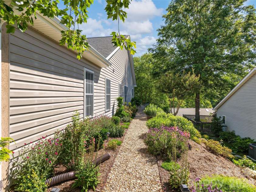 16 Stonebridge Drive, Asheville, NC 28805.  MLS# CAR4384057, YatesRealty ID 33819. 