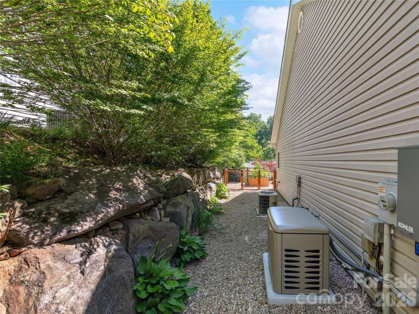 16 Stonebridge Drive, Asheville, NC 28805.  MLS# CAR4384057, YatesRealty ID 33819. 