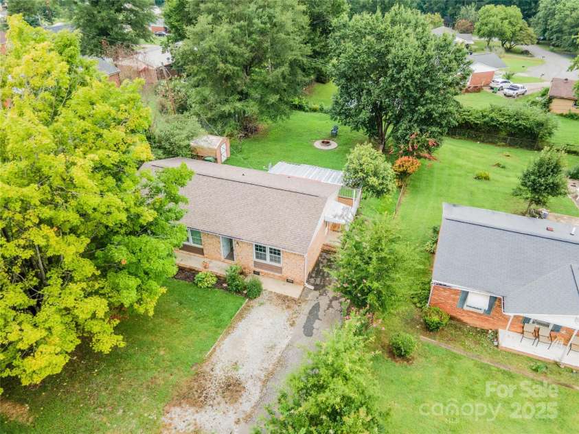 406 Robinson Clemmer Road, Dallas, NC 28034.  MLS# CAR4291380, YatesRealty ID 33821. 