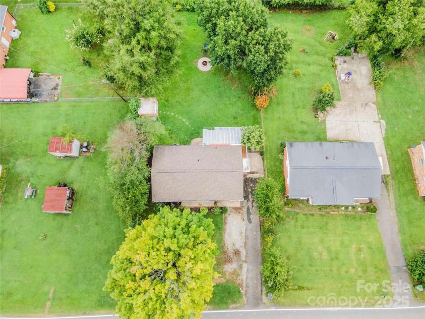 406 Robinson Clemmer Road, Dallas, NC 28034.  MLS# CAR4291380, YatesRealty ID 33821. 