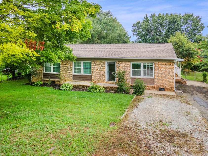 406 Robinson Clemmer Road, Dallas, NC 28034.  MLS# CAR4291380, YatesRealty ID 33821. 