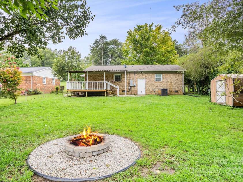 406 Robinson Clemmer Road, Dallas, NC 28034.  MLS# CAR4291380, YatesRealty ID 33821. 