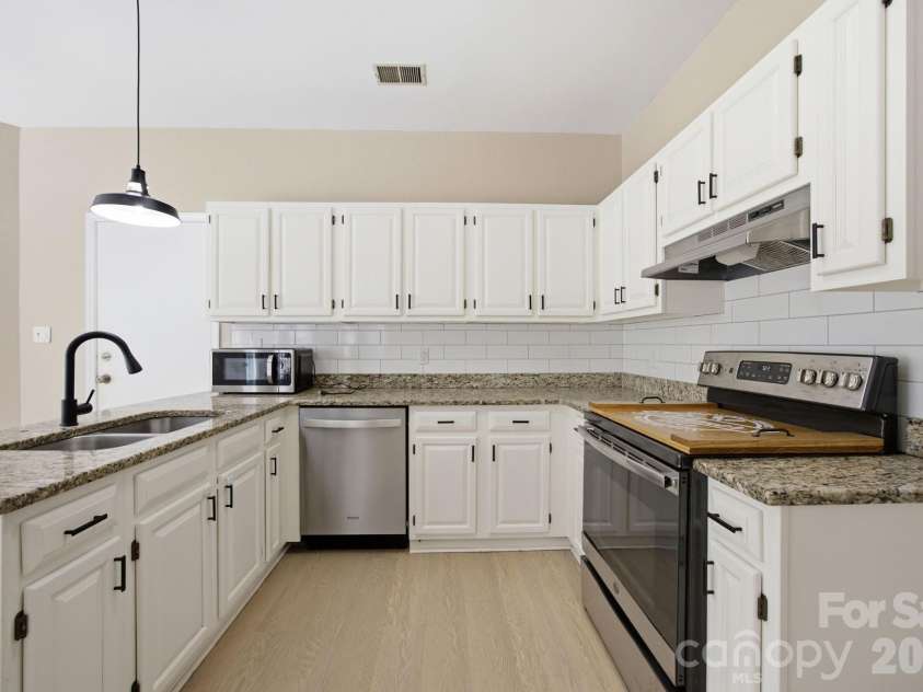 8048 Hunley Ridge Road, Matthews, NC 28104.  MLS# CAR4395882, YatesRealty ID 33821. 