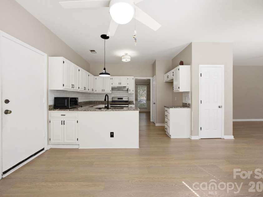 8048 Hunley Ridge Road, Matthews, NC 28104.  MLS# CAR4395882, YatesRealty ID 33821. 