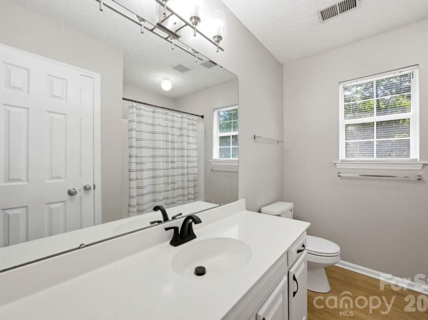 8048 Hunley Ridge Road, Matthews, NC 28104.  MLS# CAR4395882, YatesRealty ID 33821. Hall Bath