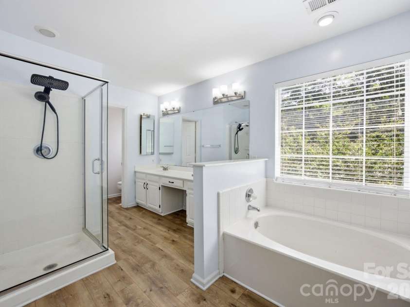 8048 Hunley Ridge Road, Matthews, NC 28104.  MLS# CAR4395882, YatesRealty ID 33821. Primary Bath