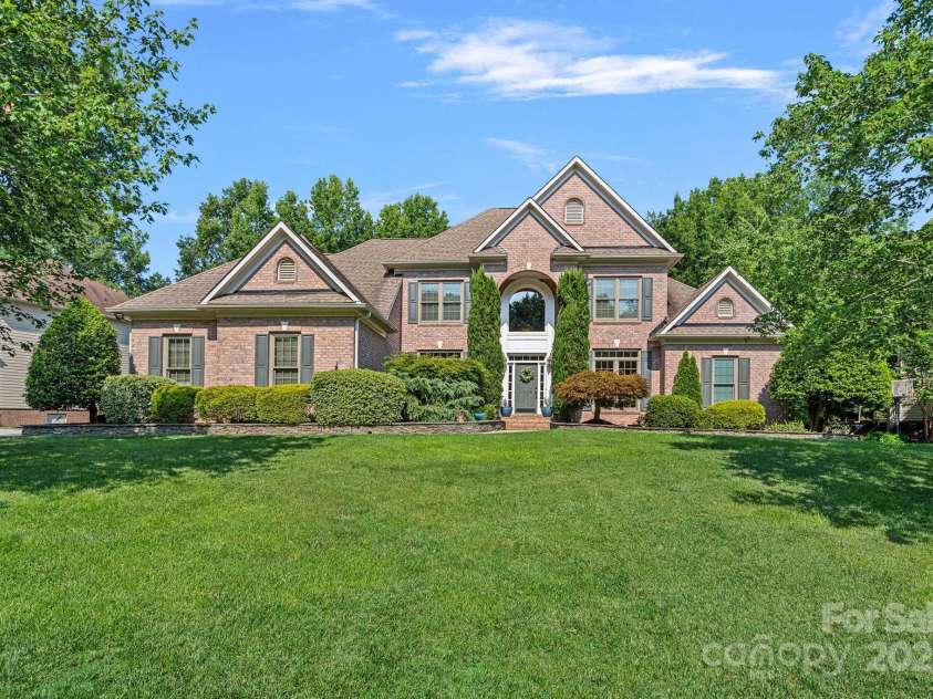 17018 Laurelmont Court, Fort Mill, SC 29707.  MLS# CAR4278414, YatesRealty ID 33822. Welcome to 17018 Laurelmont Court!