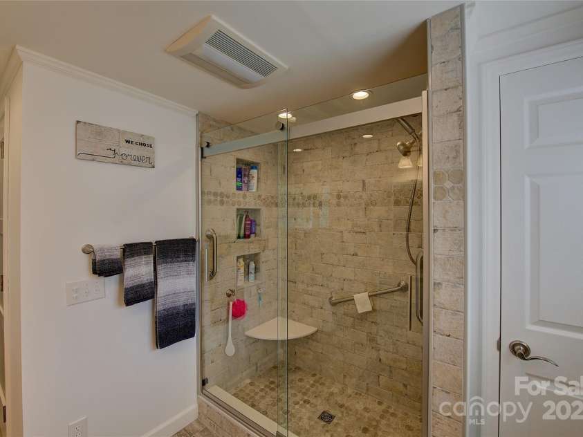 162 Summer Hill Lane, Spruce Pine, NC 28777.  MLS# CAR4291569, YatesRealty ID 33823. 