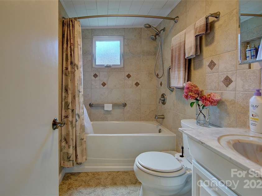 162 Summer Hill Lane, Spruce Pine, NC 28777.  MLS# CAR4291569, YatesRealty ID 33823. 