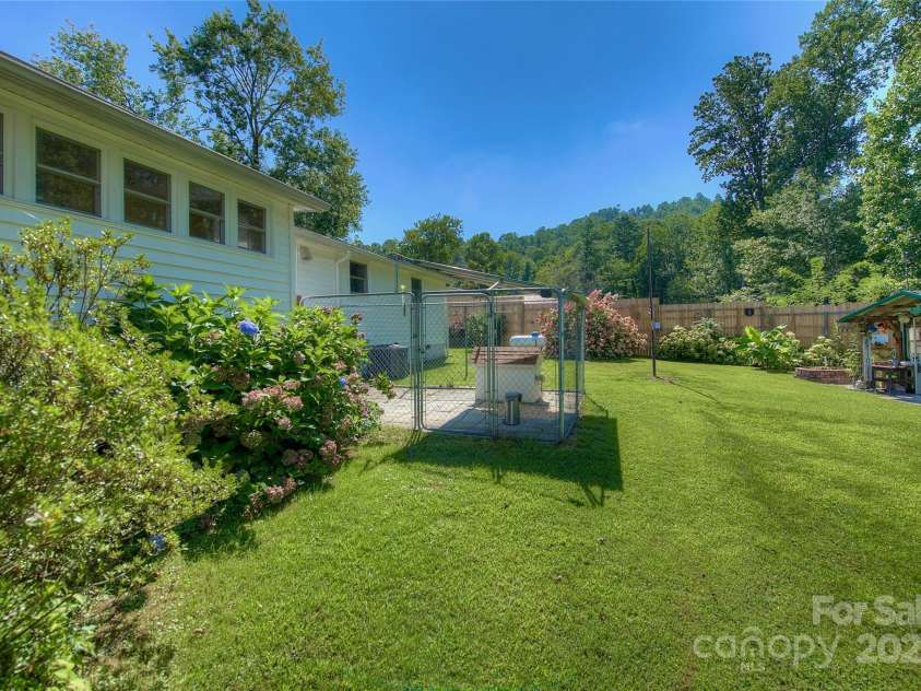 162 Summer Hill Lane, Spruce Pine, NC 28777.  MLS# CAR4291569, YatesRealty ID 33823. 