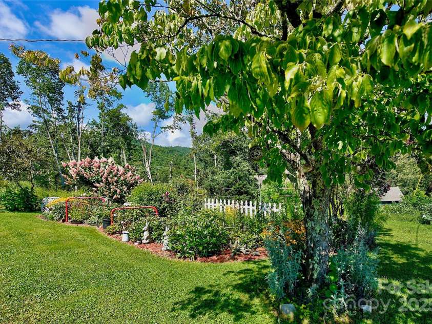 162 Summer Hill Lane, Spruce Pine, NC 28777.  MLS# CAR4291569, YatesRealty ID 33823. 