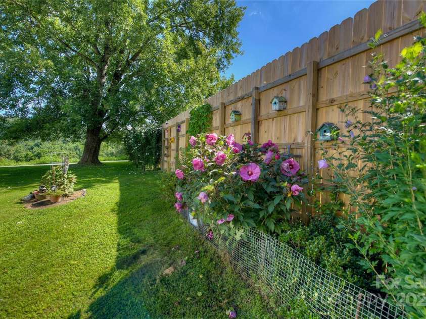 162 Summer Hill Lane, Spruce Pine, NC 28777.  MLS# CAR4291569, YatesRealty ID 33823. 