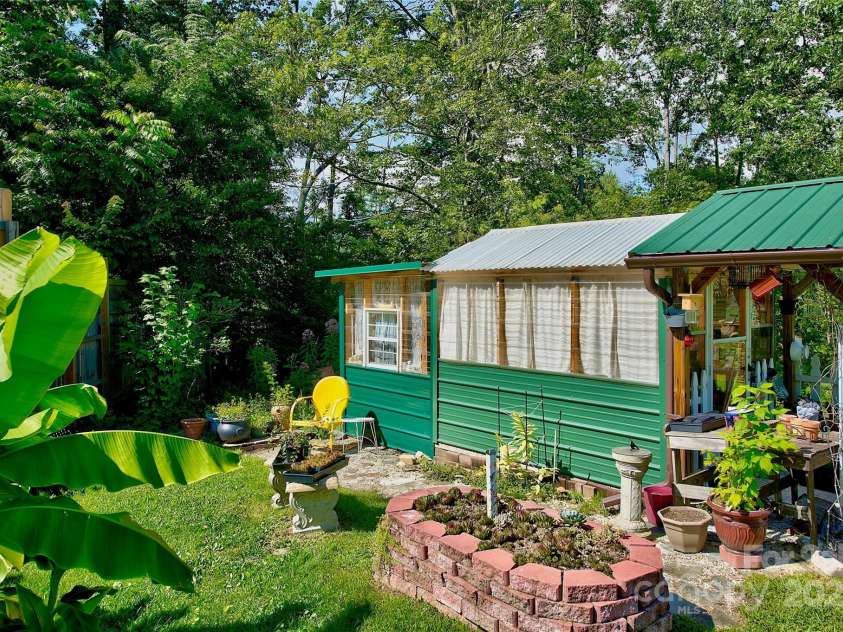 162 Summer Hill Lane, Spruce Pine, NC 28777.  MLS# CAR4291569, YatesRealty ID 33823. 