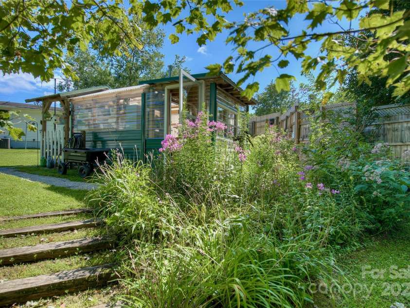 162 Summer Hill Lane, Spruce Pine, NC 28777.  MLS# CAR4291569, YatesRealty ID 33823. 