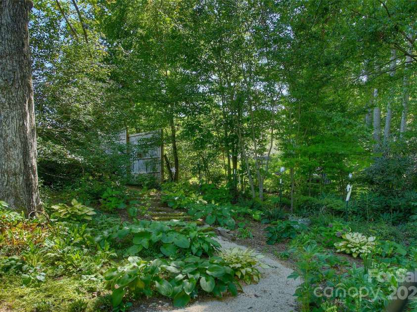 162 Summer Hill Lane, Spruce Pine, NC 28777.  MLS# CAR4291569, YatesRealty ID 33823. 