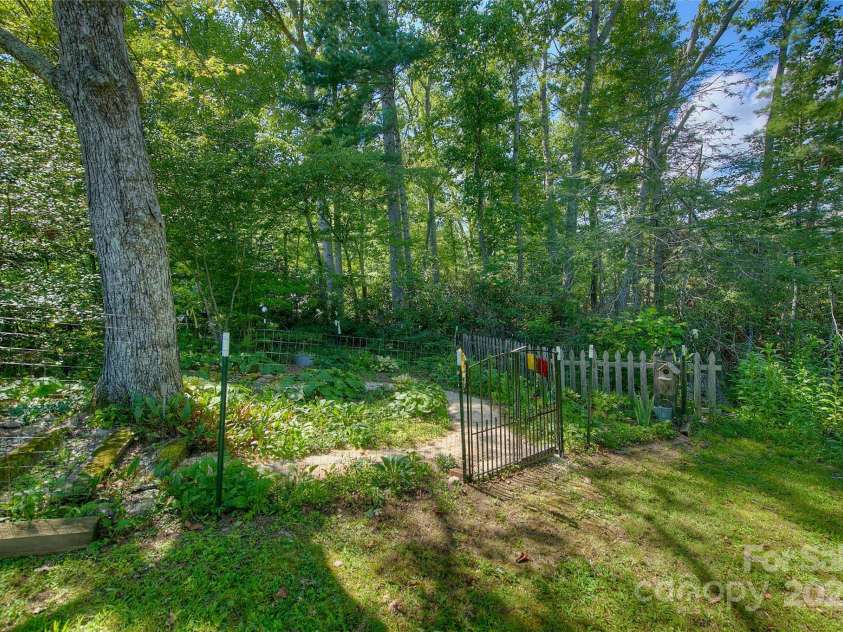 162 Summer Hill Lane, Spruce Pine, NC 28777.  MLS# CAR4291569, YatesRealty ID 33823. 