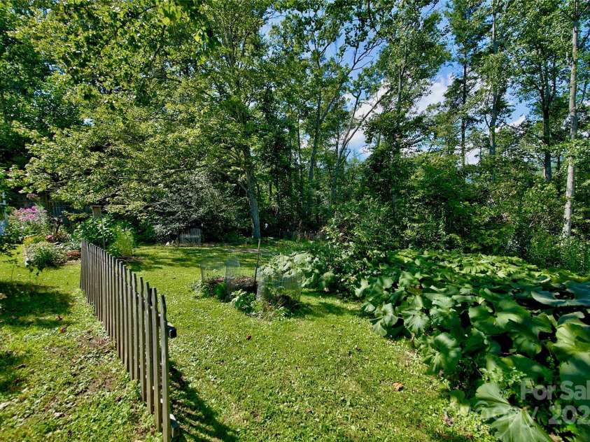 162 Summer Hill Lane, Spruce Pine, NC 28777.  MLS# CAR4291569, YatesRealty ID 33823. 