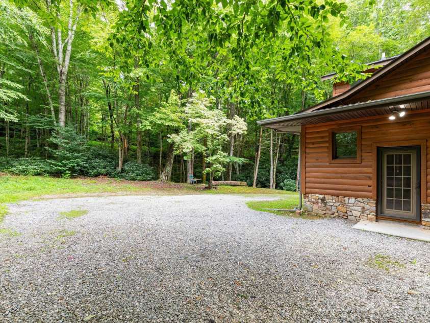 107 Cabin Fever Trail, Maggie Valley, NC 28751.  MLS# CAR4288888, YatesRealty ID 33824. Driveway/Parking Area