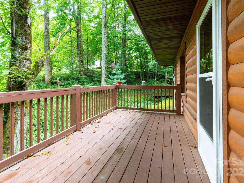 107 Cabin Fever Trail, Maggie Valley, NC 28751.  MLS# CAR4288888, YatesRealty ID 33824. Front Porch