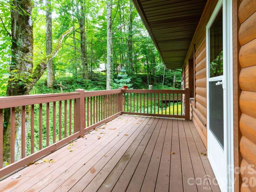 107 Cabin Fever Trail, Maggie Valley, NC 28751.  MLS# CAR4288888, YatesRealty ID 33824. Front Porch