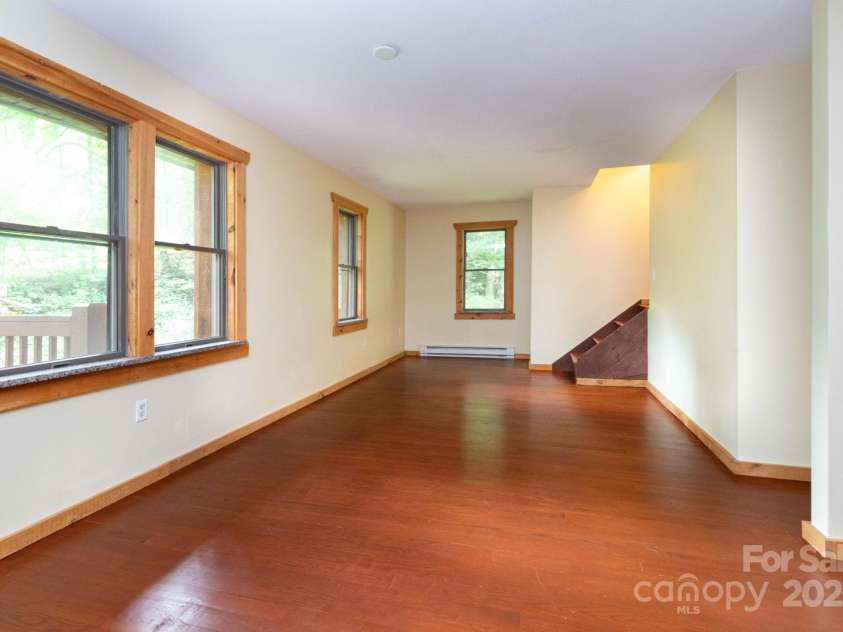 107 Cabin Fever Trail, Maggie Valley, NC 28751.  MLS# CAR4288888, YatesRealty ID 33824. Living Room