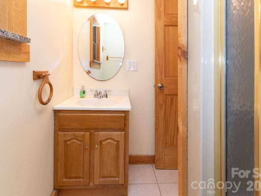 107 Cabin Fever Trail, Maggie Valley, NC 28751.  MLS# CAR4288888, YatesRealty ID 33824. Main Level Bathroom
