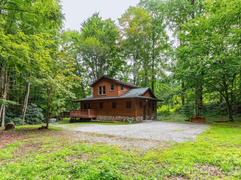 107 Cabin Fever Trail, Maggie Valley, NC 28751.  MLS# CAR4288888, YatesRealty ID 33824. Yard