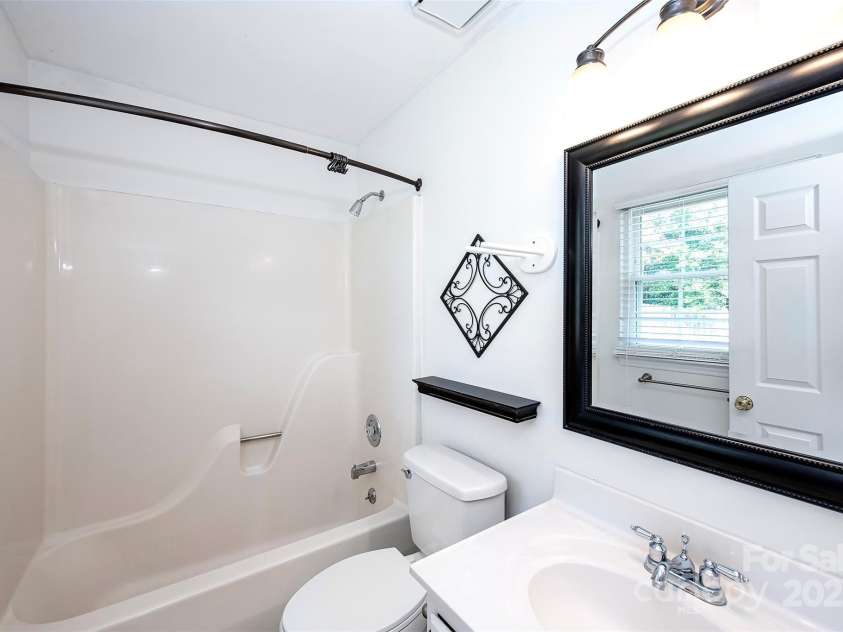 14237 Quartz Lane, Pineville, NC 28134.  MLS# CAR4291875, YatesRealty ID 33826. Primary Bath