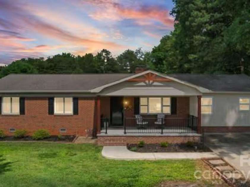 138 Shumaker Drive, Statesville, NC 28625.  MLS# CAR4391719, YatesRealty ID 33828. 