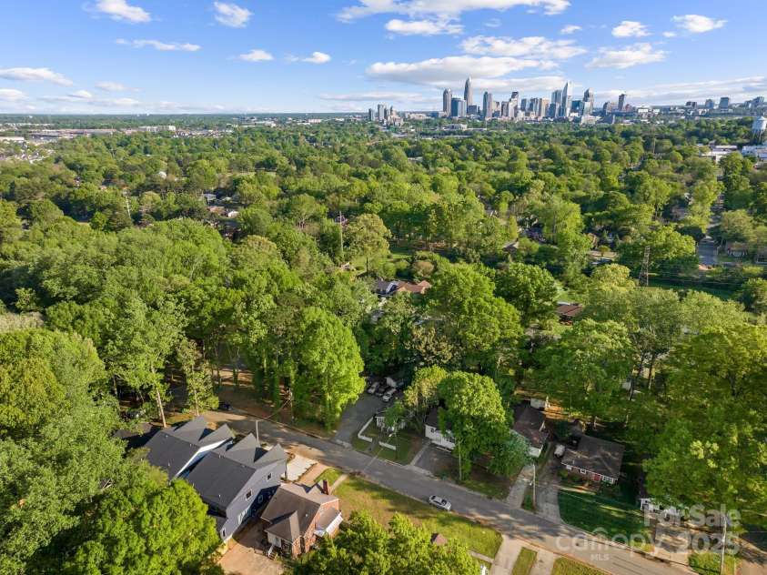 2006 St John Street, Charlotte, NC 28216.  MLS# CAR4255545, YatesRealty ID 33830. Close proximity to uptown 