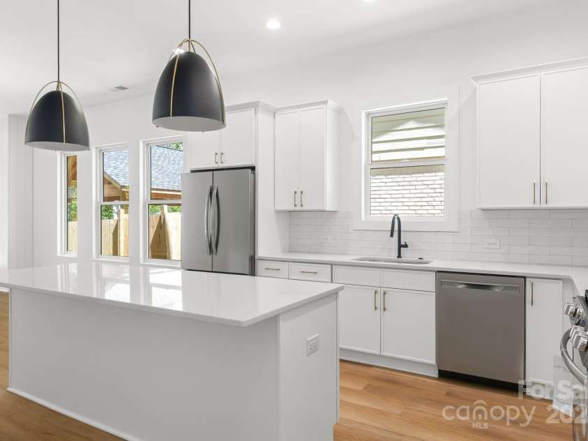 2006 St John Street, Charlotte, NC 28216.  MLS# CAR4255545, YatesRealty ID 33830. Kitchen 