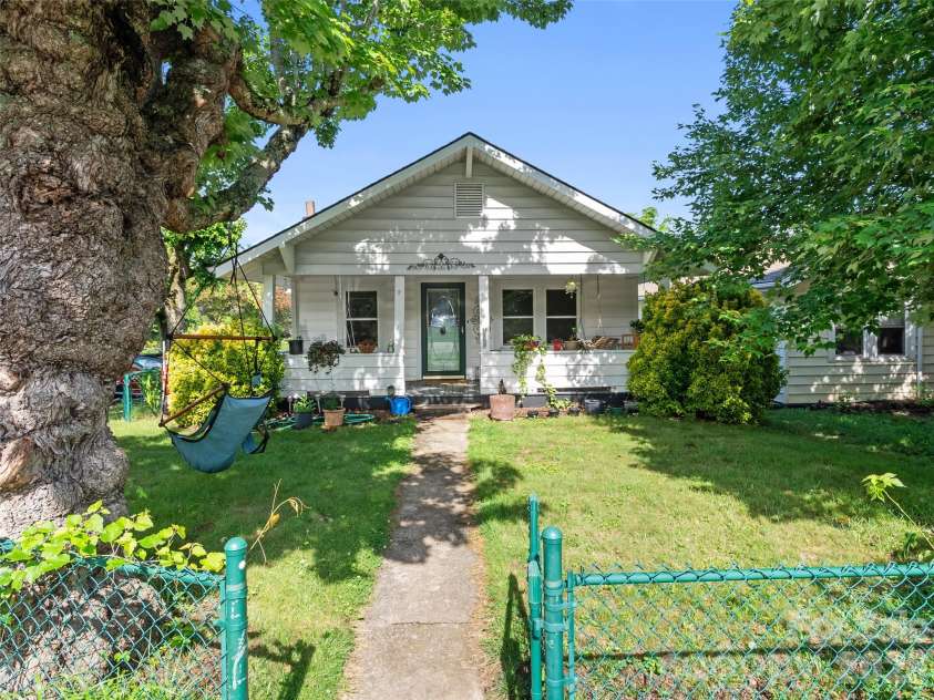 2 Pelzer Street, Asheville, NC 28804.  MLS# CAR4397260, YatesRealty ID 33831. 