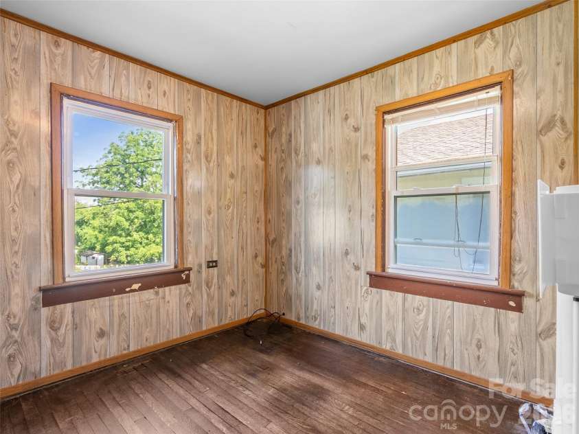 2 Pelzer Street, Asheville, NC 28804.  MLS# CAR4397260, YatesRealty ID 33831. 
