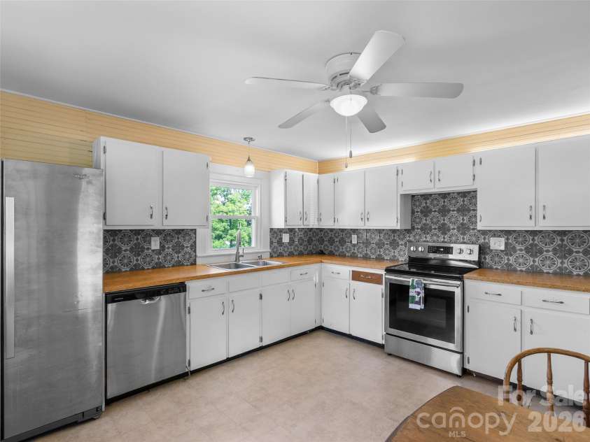 2 Pelzer Street, Asheville, NC 28804.  MLS# CAR4397260, YatesRealty ID 33831. 