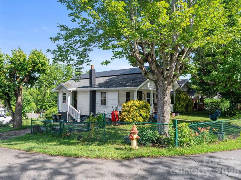 2 Pelzer Street, Asheville, NC 28804.  MLS# CAR4397260, YatesRealty ID 33831. 