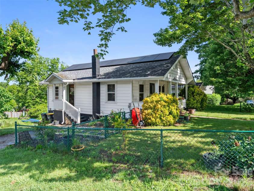 2 Pelzer Street, Asheville, NC 28804.  MLS# CAR4397260, YatesRealty ID 33831. 