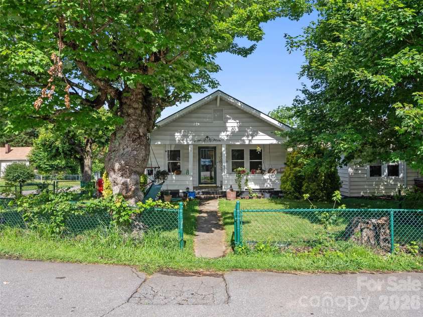 2 Pelzer Street, Asheville, NC 28804.  MLS# CAR4397260, YatesRealty ID 33831. 