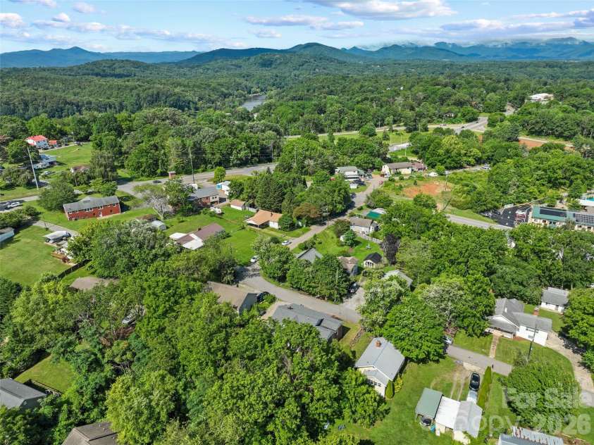 2 Pelzer Street, Asheville, NC 28804.  MLS# CAR4397260, YatesRealty ID 33831. 