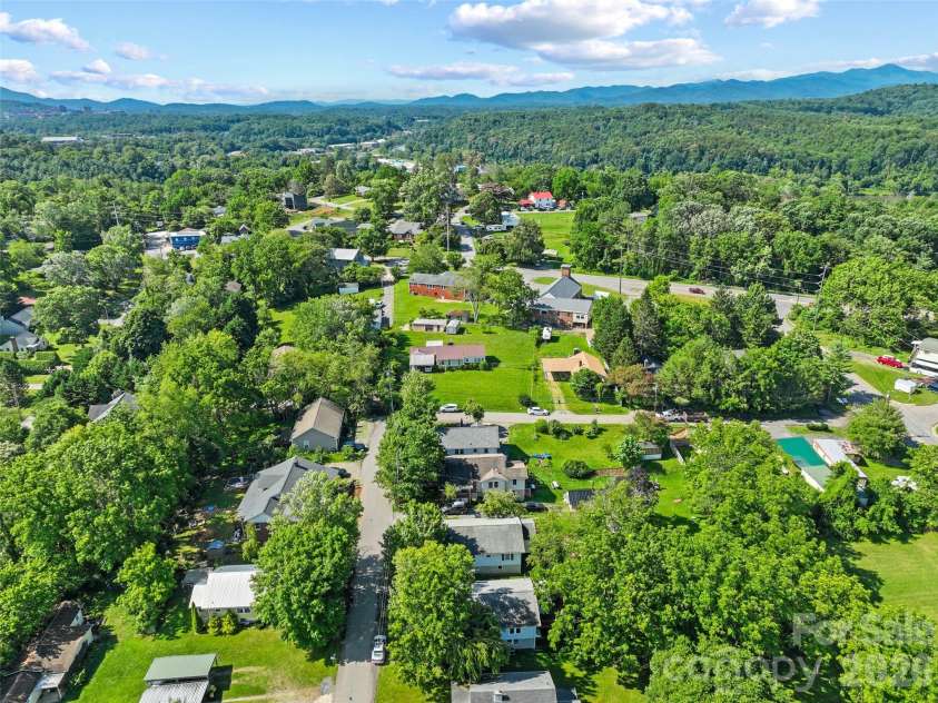 2 Pelzer Street, Asheville, NC 28804.  MLS# CAR4397260, YatesRealty ID 33831. 