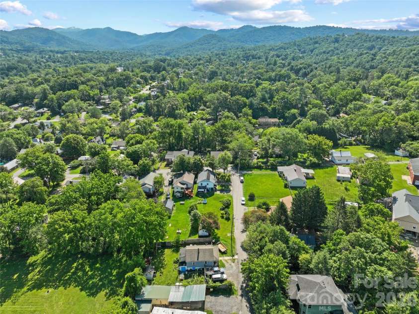 2 Pelzer Street, Asheville, NC 28804.  MLS# CAR4397260, YatesRealty ID 33831. 