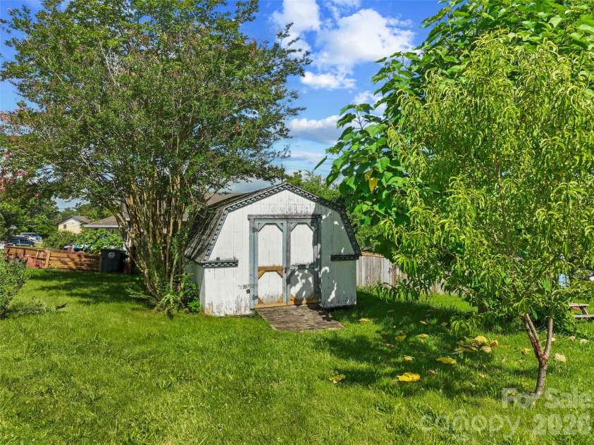 2 Pelzer Street, Asheville, NC 28804.  MLS# CAR4397260, YatesRealty ID 33831. 