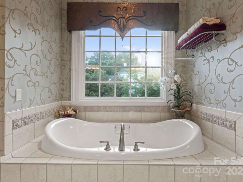 3314 Leamington Lane, Charlotte, NC 28226.  MLS# CAR4252556, YatesRealty ID 33832. Primary Ensuite Bathroom (main-level)