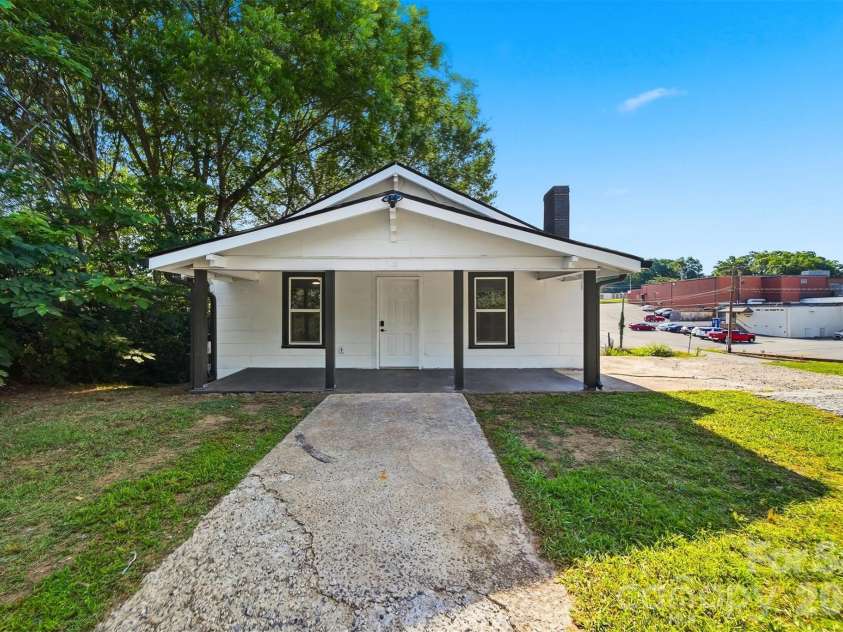 718 11th Street Place, Hickory, NC 28601.  MLS# CAR4397493, YatesRealty ID 33834. 