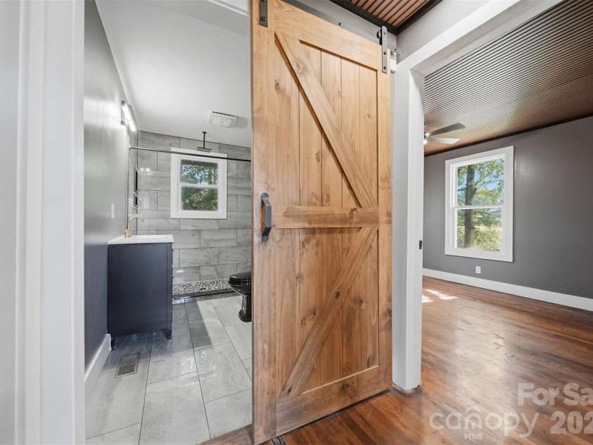 718 11th Street Place, Hickory, NC 28601.  MLS# CAR4397493, YatesRealty ID 33834. 