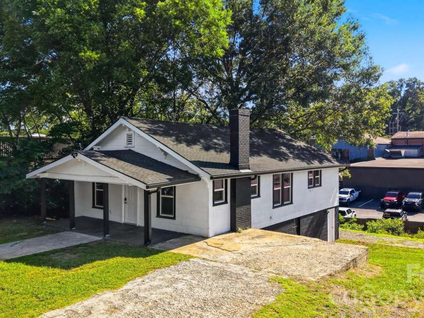 718 11th Street Place, Hickory, NC 28601.  MLS# CAR4397493, YatesRealty ID 33834. 